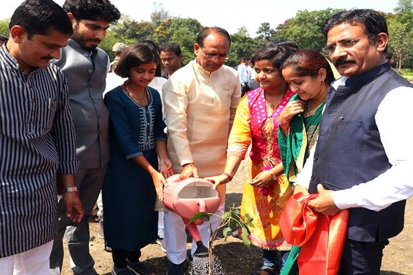 Tree Plantation: Chief Minister Shivraj Chauhan planted saplings of Belpatra, Peepal and Gulmohar.