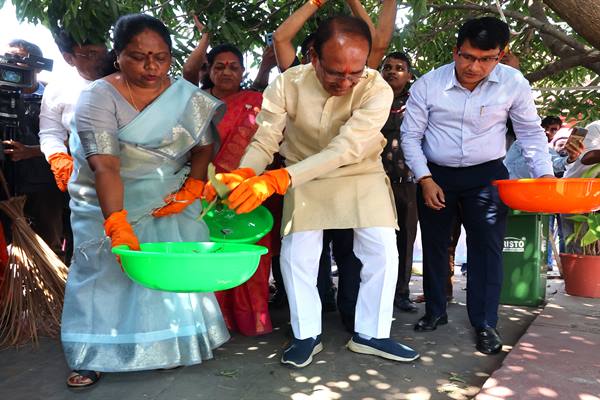 Cleanliness Message: Chief Minister Shivraj Chauhan donated labor in "Cleanliness is Service Campaign"
