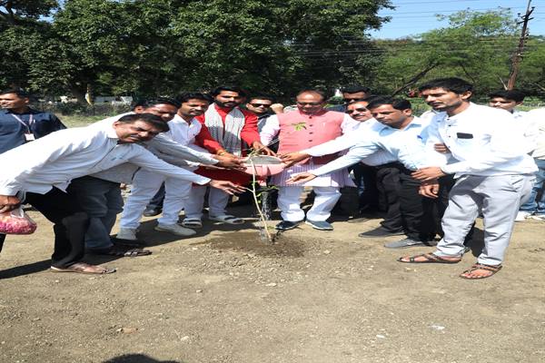 Tree Plantation : मुख्यमंत्री शिवराज चौहान ने सरपंचों के साथ किया पौध-रोपण अशोक नगर जिले के सरपंचों ने लगाए पौधे