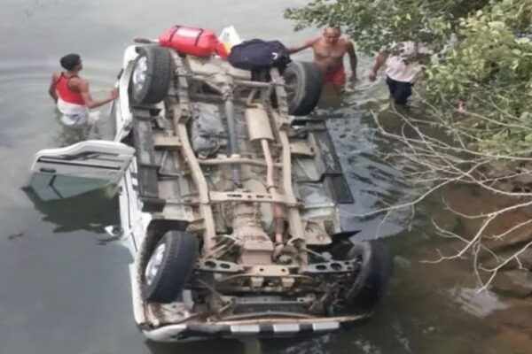 Brutal Accident: Five of the same family died on the day of Dussehra, selfie taken before the accident, car fell in the pond, five including two children and parents lost their lives