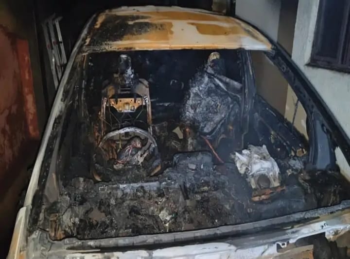 Officers Colony: Big news…! Fire broke out in a car parked in the bungalow of IAS Sudhakar Khalkho…see photos.