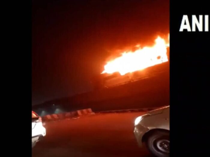 Expressway Fire Breaking : सुबह-सवेरे आई दुखद खबर…! धू-धूकर जली बस…2 यात्री की चीखते-चिल्लाते हो गई मौत…देखें हादसे का VIDEO