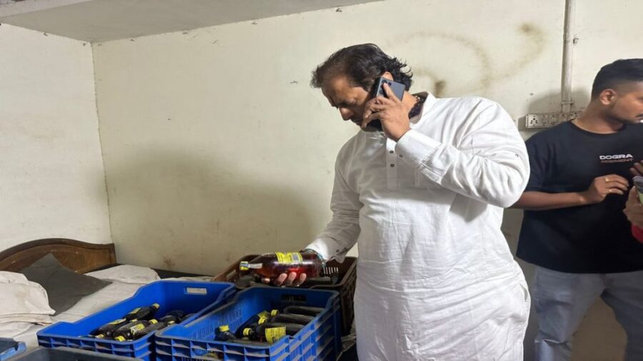 Vikas Upadhyay ने देर रात फार्म हाउस में मारा छापा…भारी मात्रा में शराब की बोतले बरामद…देखें VIDEO