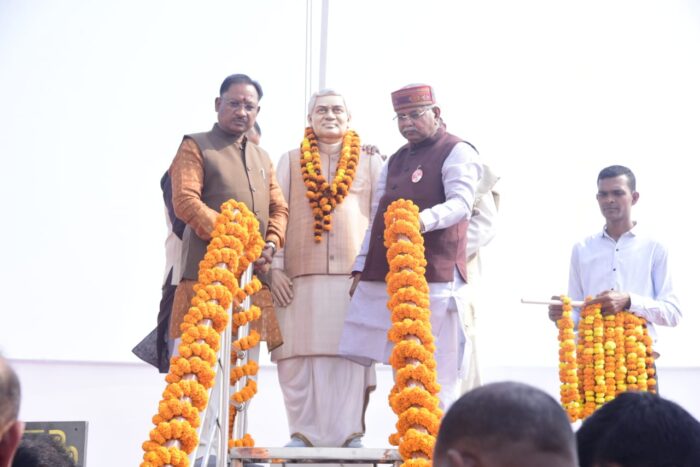 Garland on Statue: Chief Minister Vishnu Dev Sai paid tribute to former Prime Minister Bharatratna Late Atal Bihari Vajpayee by garlanding his statue.