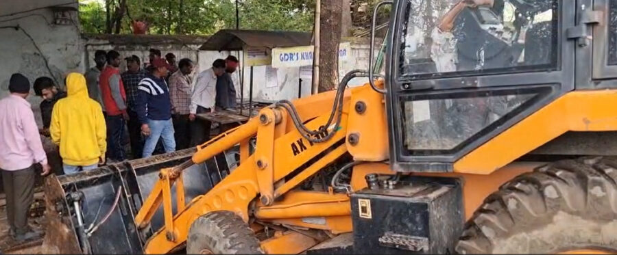 Big Action: As soon as the government changed, a bulldozer ran on the platform in front of Salem School in Raipur…see VIDEO.