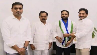 Membership of YSRCP: Ambati Rayudu entered politics from cricket pitch, took membership of YSRCP in the presence of CM Reddy