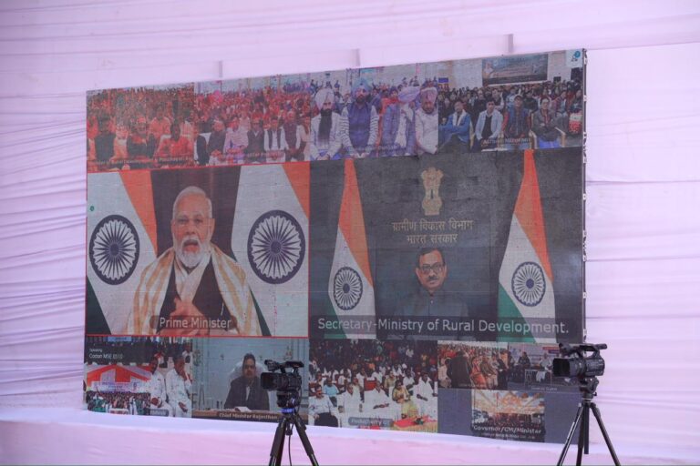 PM Modi: While talking to Bhumika, the Prime Minister said that I know the life of Bastar, I salute your parents, they taught you, educated you and made you qualified.