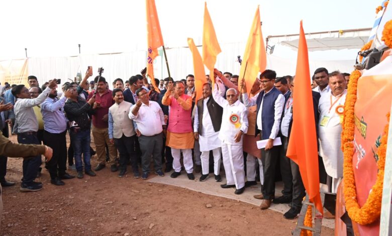 Green Flag: Chief Minister Vishnu Dev Sai flagged off two trucks full of green vegetables for Shri Ram Pran Pratishtha program organized by Chhattisgarh Yuva Progressive Kisan Sangh and sent them to Shri Ram Janmabhoomi Ayodhya.