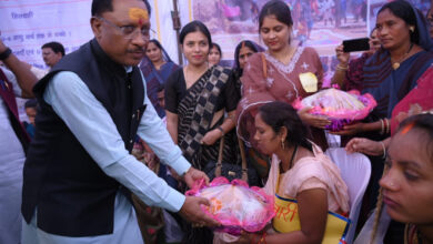 CG CM in Kabirdham: Chief Minister Vishnu Dev Sai inspected the stalls set up by the Women and Child Development Department and Forest Department.