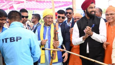 CG Farmers Fair: Chief Minister Vishnudev Sai tried his hand at archery, hit the target accurately