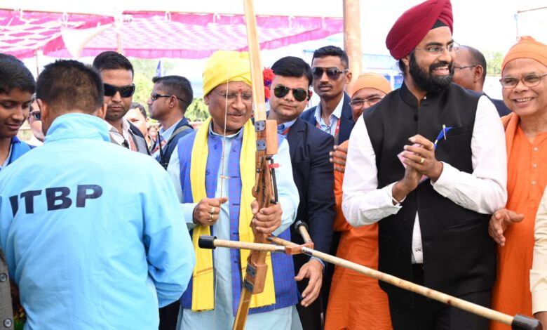 CG Farmers Fair: Chief Minister Vishnudev Sai tried his hand at archery, hit the target accurately