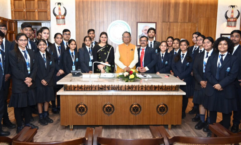 CG Assembly Overview: Chief Minister Vishnu Dev Sai discussed with the children of Academic World School during the assembly overview.