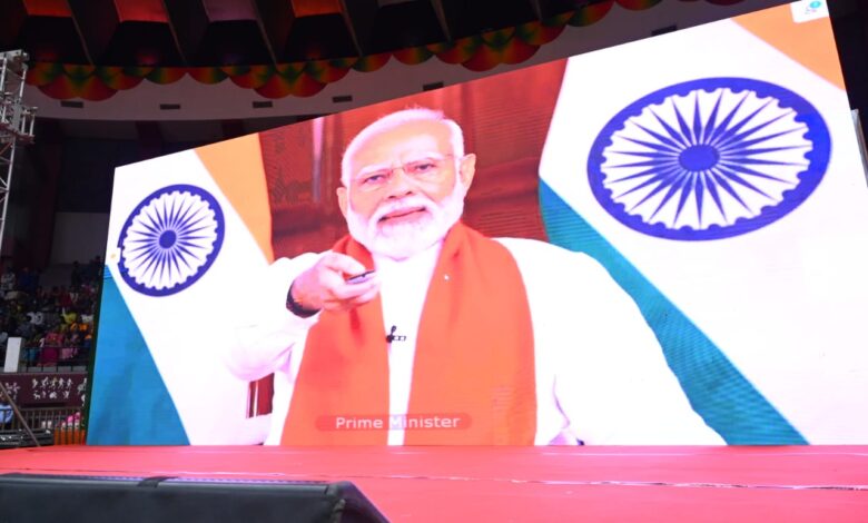 PM Modi: Prime Minister Narendra Modi inaugurated and laid the foundation stone of 10 projects worth Rs 34,427 crore by pressing the button.