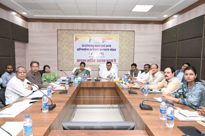 Review Meeting: Labor Minister reviewed the departmental work...pending applications should be resolved within 15 days