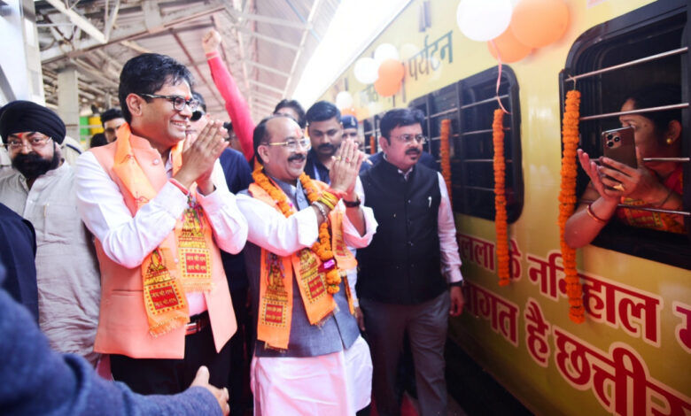 Darshan of Shri Ramlala: Deputy Chief Minister Arun Sao flagged off the train going to Ayodhya for darshan of Shri Ramlala.