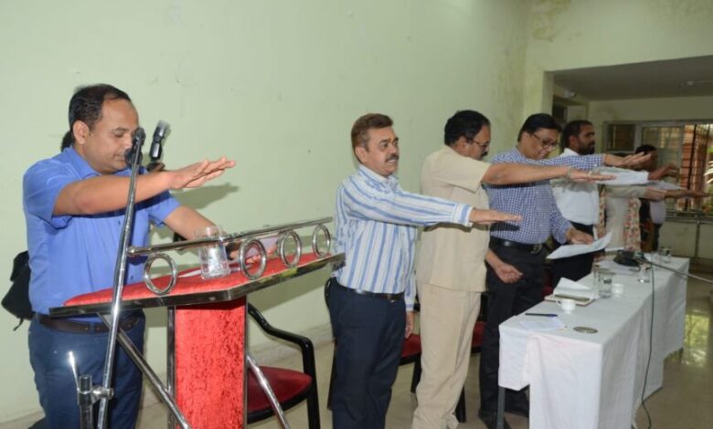 Voter Awareness Pledge: Collector Dr. Gaurav Singh administered oath of voter awareness to the cluster coordinators, gave instructions to provide all basic facilities to the polling team.