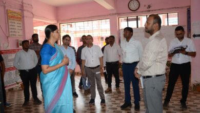 Inspected Polling Stations: Chief Electoral Officer Reena Babasaheb Kangale inspected the polling stations of Jagdalpur city.