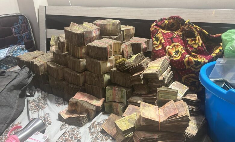 Big Raid Action: Big Breaking…! Countless wads of notes kept in the bed of the businessman's house...! Police is investigating...you will be surprised to see