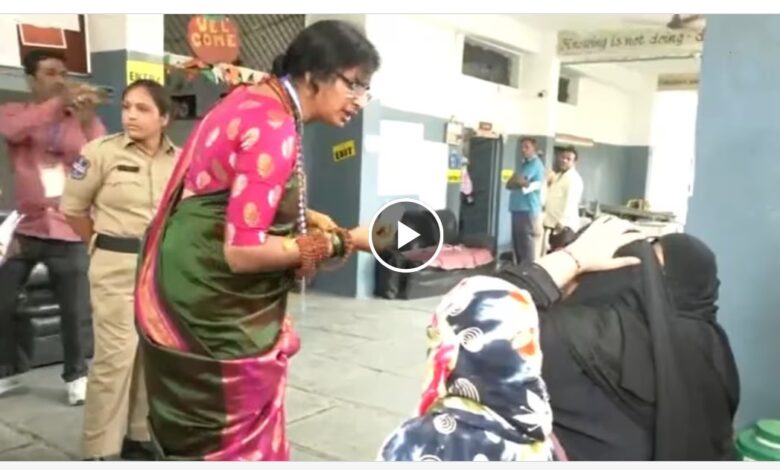 Polling Booth: BJP candidate removed burqa from the faces of women at the polling booth…this video surfaced
