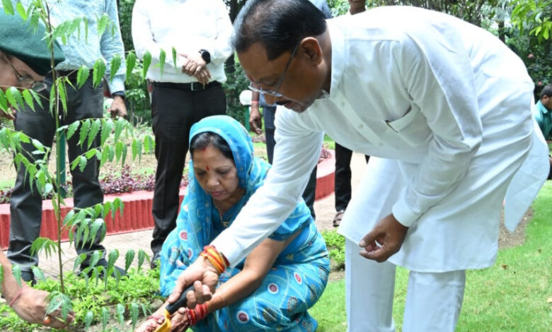 World Environment Day: Chief Minister along with his family planted neem, Rudraksh and Sapodilla saplings in his residence