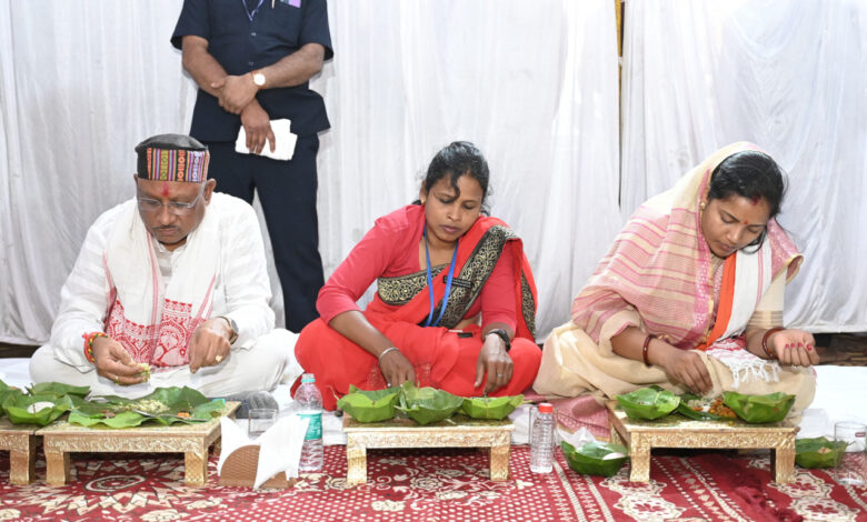 Janjati Gaurav Samaj: Chief Minister had lunch with Swachhata sisters, sisters of Janjati Gaurav Samaj served food