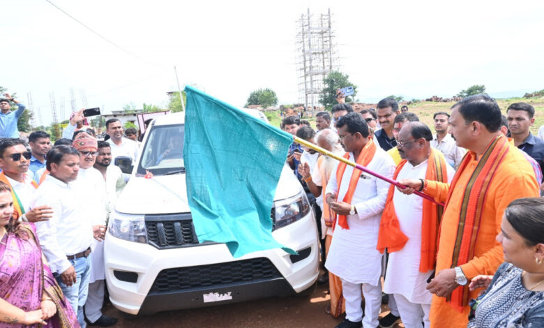 Green Flagged: On the instructions of the Chief Minister, Health Minister Jaiswal gifted four ambulances for the convenience of kidney patients of Gariaband district