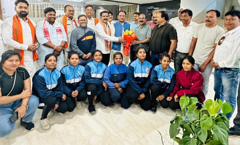 CM Vishnu: Chief Minister Vishnudev Sai met Chhattisgarh junior power lifters in New Delhi, encouraged the players