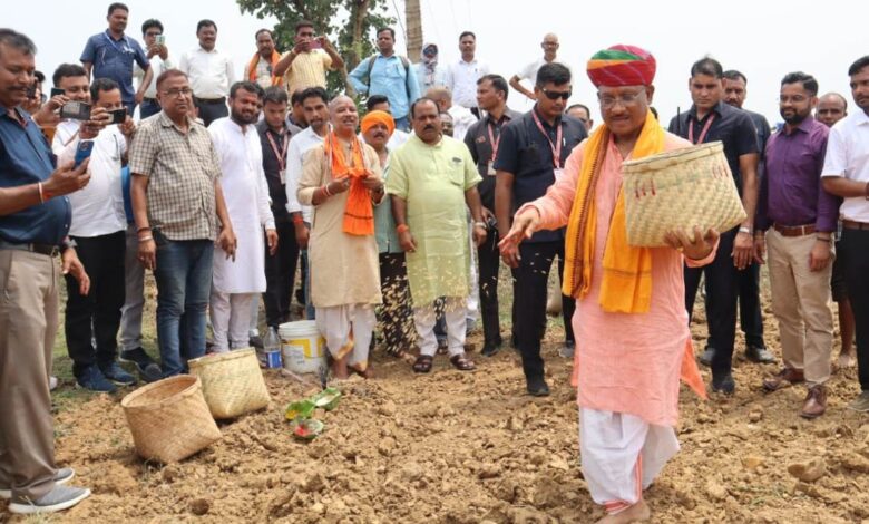 CM Vishnu Deo Sai: Chief Minister Vishnu Dev Sai was seen in the role of a farmer...started farming by spraying seeds in his fields in Bagiya