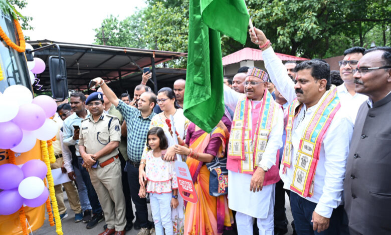 Green Flagged: Children of police families got bus facility to go to school, Chief Minister Vishnu Dev Sai and Deputy Chief Minister Vijay Sharma flagged off the bus