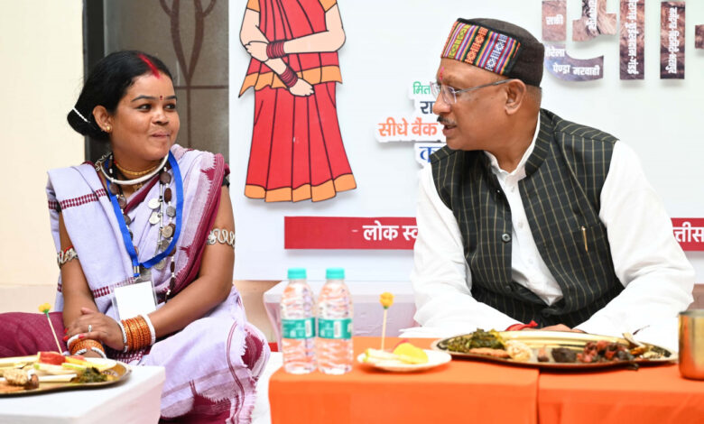 Nava Saugat Program: When the Chief Minister had food sitting in a row with Mitanin sisters