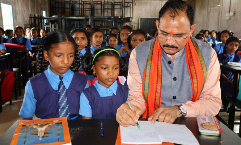 Bijapur News: Health Minister Jaiswal took stock of the arrangements at Pota Cabin Bijapur, gave instructions to make better arrangements so that there is no water logging in the premises