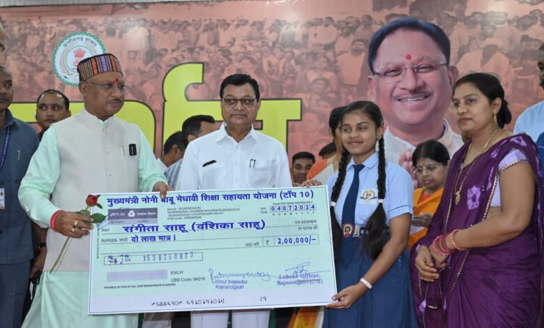 CM Jandarshan: Chief Minister Vishnu Dev Sai distributed cheques of two lakh rupees each to the meritorious children of Shramveers