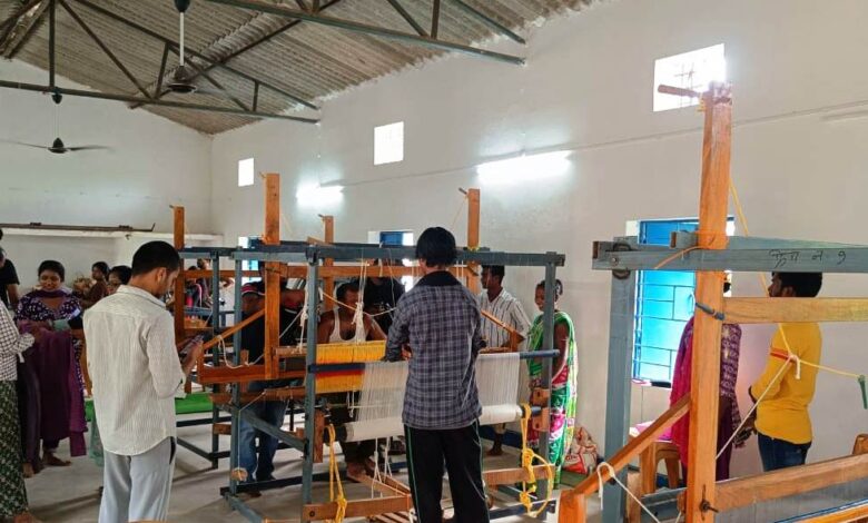 Bastar News: Students are becoming self-reliant through Niyyad Nellnar scheme, women and girls are becoming skilled in handloom