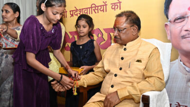 Raksha Bandhan 2024: Transgenders, Swachhta Didi, Divyang and tribal girls celebrated Raksha Bandhan by tying Raksha Sutra to Chief Minister Vishnu Dev Sai, Chief Minister presented gifts to all the sisters