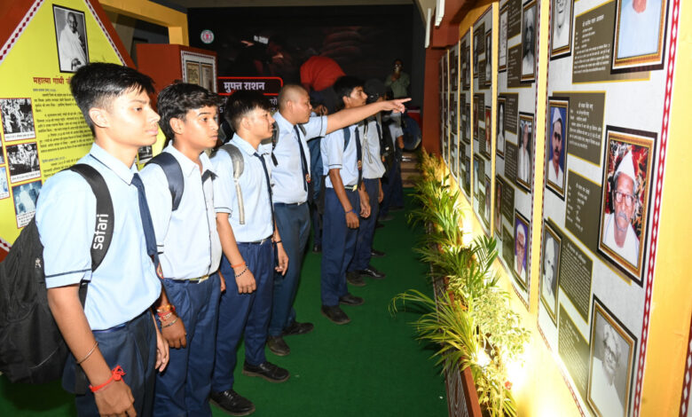 CG Photo Exhibition: Interesting information about the pioneers of Chhattisgarh is being provided through the exhibition