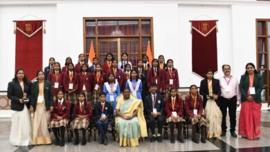 Courtesy Meet: Students of Surguja division made a courtesy visit to the President