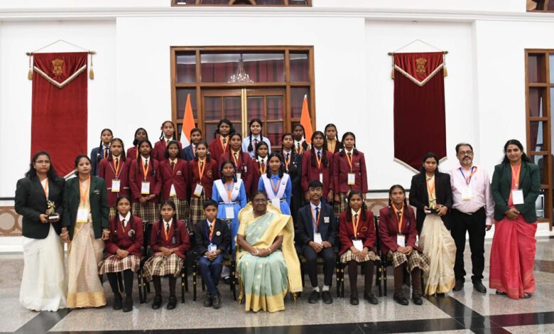 Courtesy Meet: Students of Surguja division made a courtesy visit to the President