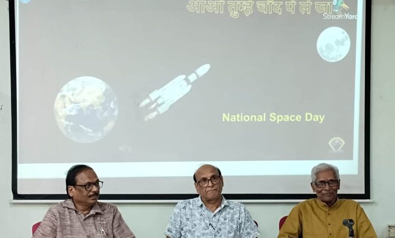 Courtesy Meet: Students of Surguja division made a courtesy call on the President. National Space Day: Inspirational program held on National Space Day, special presentation of 'Aao Tumhe Chand Pe Le Jayen'