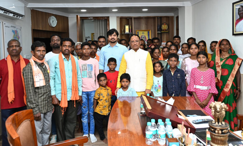 Courtesy Meet: Villagers of Kunkuri Assembly made a courtesy visit to Chief Minister Vishnu Dev Sai