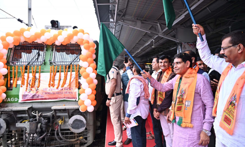 Shri Ramlala Darshan Yojana: Chhattisgarh Revenue Minister Tank Ram Verma flagged off 850 devotees for Ayodhya