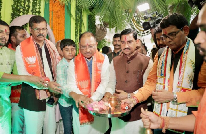 Hareli Tihar: Chief Minister Sai attended the Hareli Tihar program at the residence of Revenue Minister Verma, Revenue Minister added to the celebration by singing the melodious song 'Mor Gawai Ganga Re'…