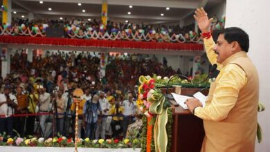 Ladli Behana Yojana: Chief Minister attended the Ladli Behana Gratitude cum Gift Program in Chitrakoot, emotional Ladli sisters tied Rakhi to their beloved brother Chief Minister