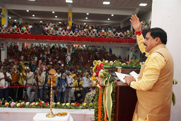 Ladli Behana Yojana: Chief Minister attended the Ladli Behana Gratitude cum Gift Program in Chitrakoot, emotional Ladli sisters tied Rakhi to their beloved brother Chief Minister