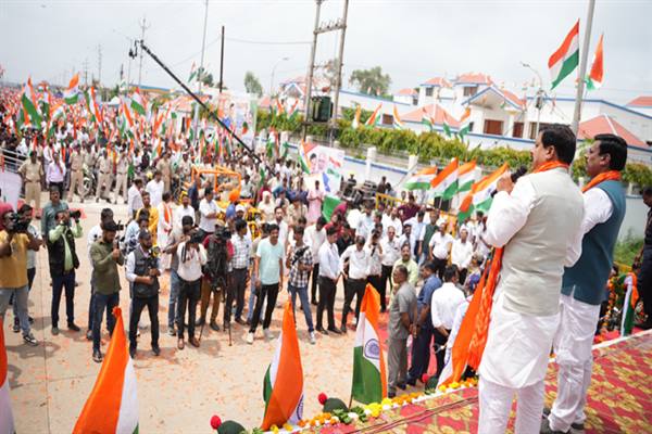 MP CM Mohan Yadav: Chief Minister Dr. Yadav welcomed the Tiranga Yatra riding in a jeep, MLA Rameshwar Sharma was with him in the Tiranga Yatra which started from Mother Teresa School on Kolar Road