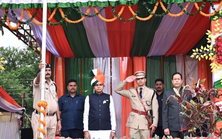 Independence Day 2024: Revenue Minister Tankaram Verma hoisted the flag in Sarangarh and honored those who performed outstandingly