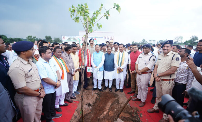 CM Vishnu: Chief Minister Vishnu Dev Sai planted a tree under the campaign "One tree in the name of mother"