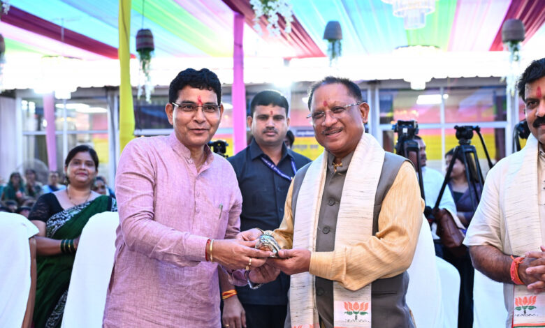 Teej Milan Ceremony: Chief Minister Vishnu Dev Sai, who arrived at the Teej Milan ceremony, worshiped Lord Ganesha installed at the residence of Revenue Minister Tankaram Verma