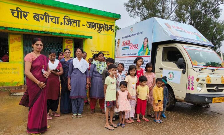 CG NEWS : Poshan Rath is going from village to village teaching the mantra of good nutrition, giving information about vaccination, anemia eradication and complete nutrition of women and children