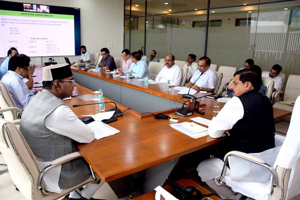 MP CM Mohan Yadav: Government will deal strictly with black marketers, Chief Minister reviewed soybean procurement, fertilizer availability and distribution through VC from Samatva Bhavan