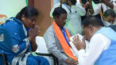 CG NEWS: Chief Minister Vishnu Dev Sai set a unique example of public service by washing the feet of the beneficiaries of the Pradhan Mantri Awas Yojana